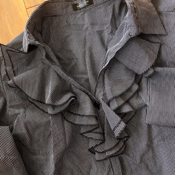 🖤Special Button Down Shirt Ruffles Details💋 - Picture 4 of 8